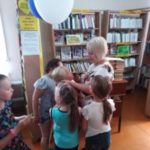 19 июня ребята из детского летнего лагеря весело провели время в Погрузнинской сельской библиотеке на мероприятии «Давай пожмём друг другу руки».