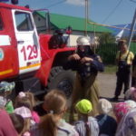 3 июля  Погрузнинской сельской библиотекой совместно с работниками пожарно-спасательной части №129 пожарно-спасательного отряда №49 с. Кошки в рамках Всероссийской акции «Безопасность детства» было проведено мероприятие «Знать обязан гражданин важный номер 01».